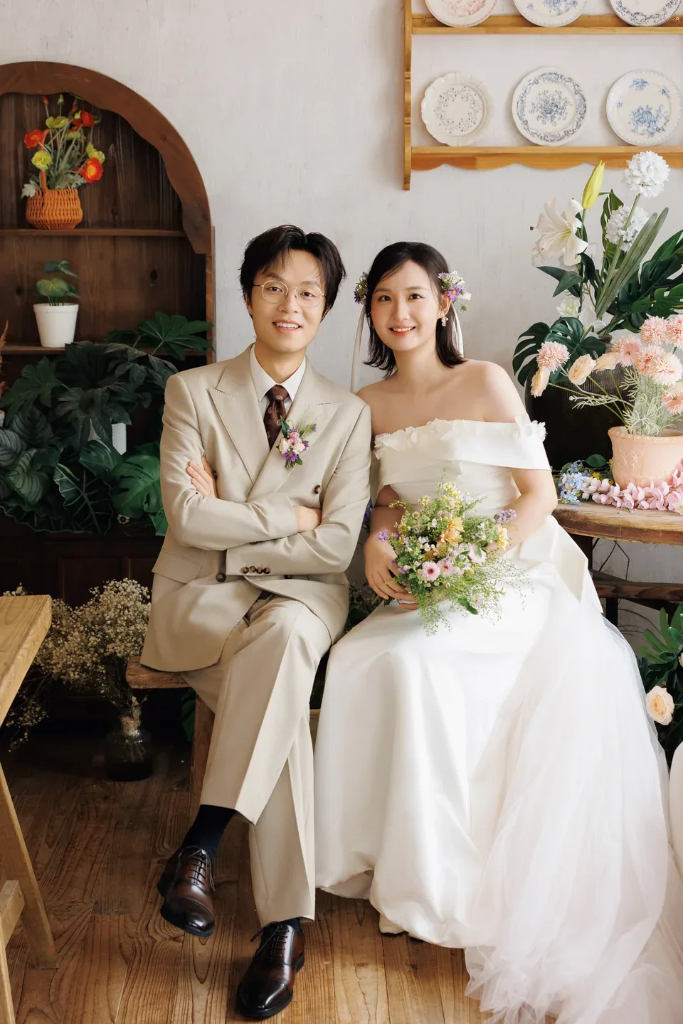 王心平与王雪的室内婚纱照