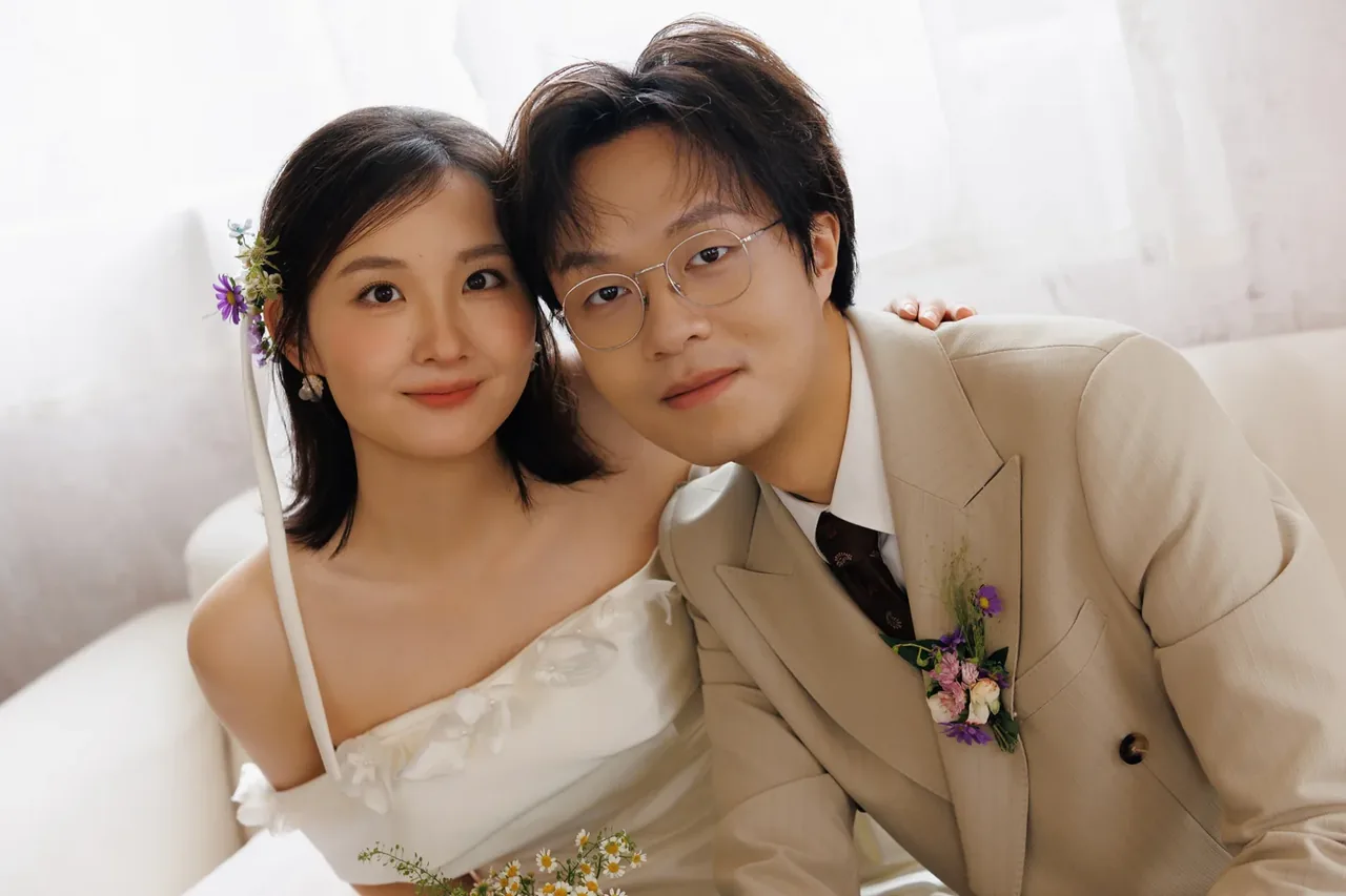 王心平与王雪的室内婚纱照